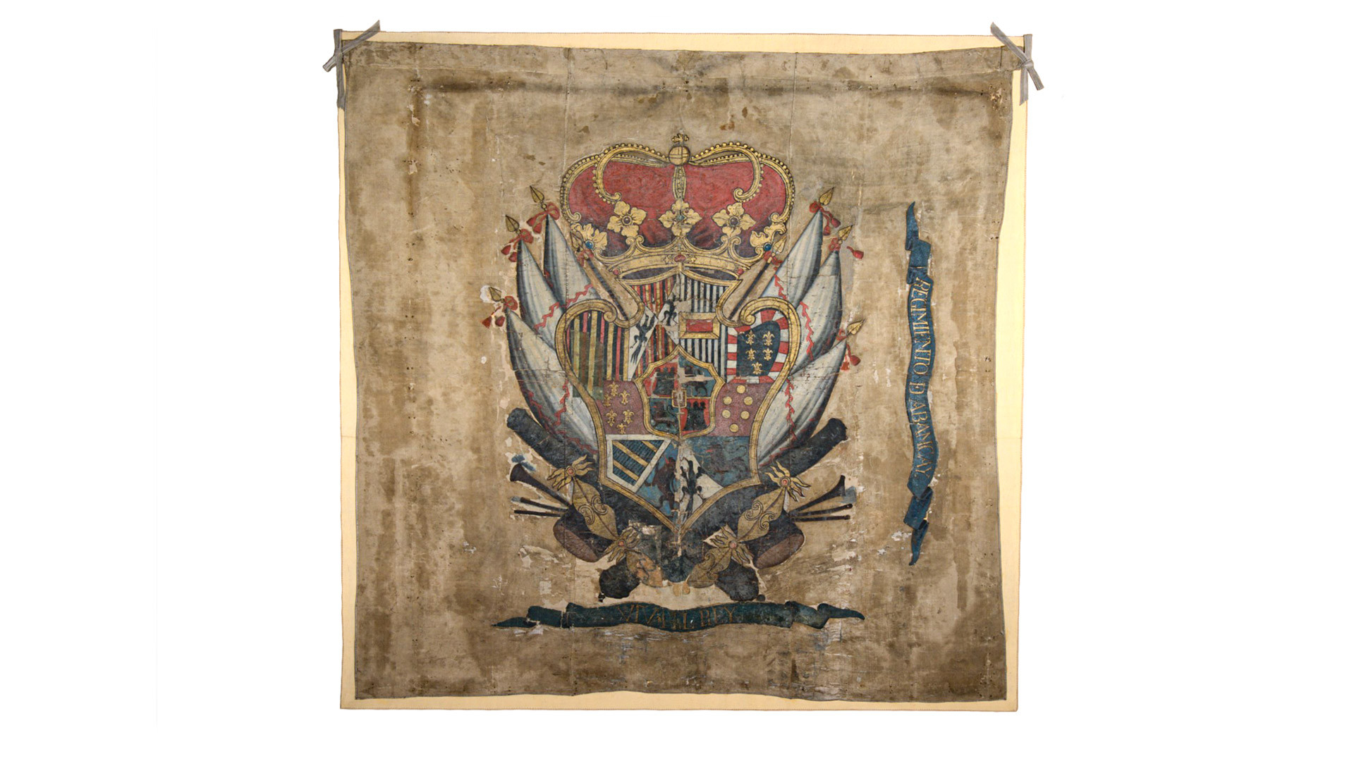 Bandera de seda blanca con un escudo pintado al óleo en el centro. Se trata del escudo real de España coronado. En la base sobre una cinta se lee la frase “Viva el Rey” y en un costado en otra cinta se lee “Regimiento Abancay”.